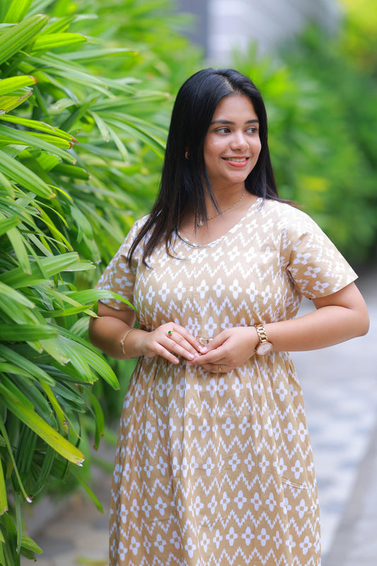 Sandel with Withe Floral Design center zip Frock